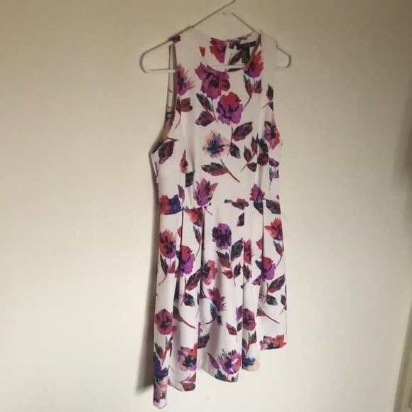 BEAUTIFUL FLORAL DRESS 🌸 - Picture 5 of 5